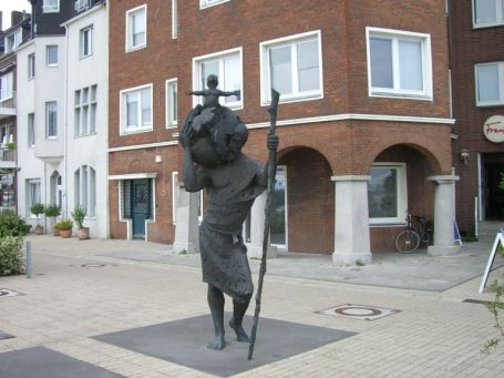 Emmerich : Rheinpromenade, im Vordergrund die Christophorus-Statue, von Nikolaus Knupfer, Essen